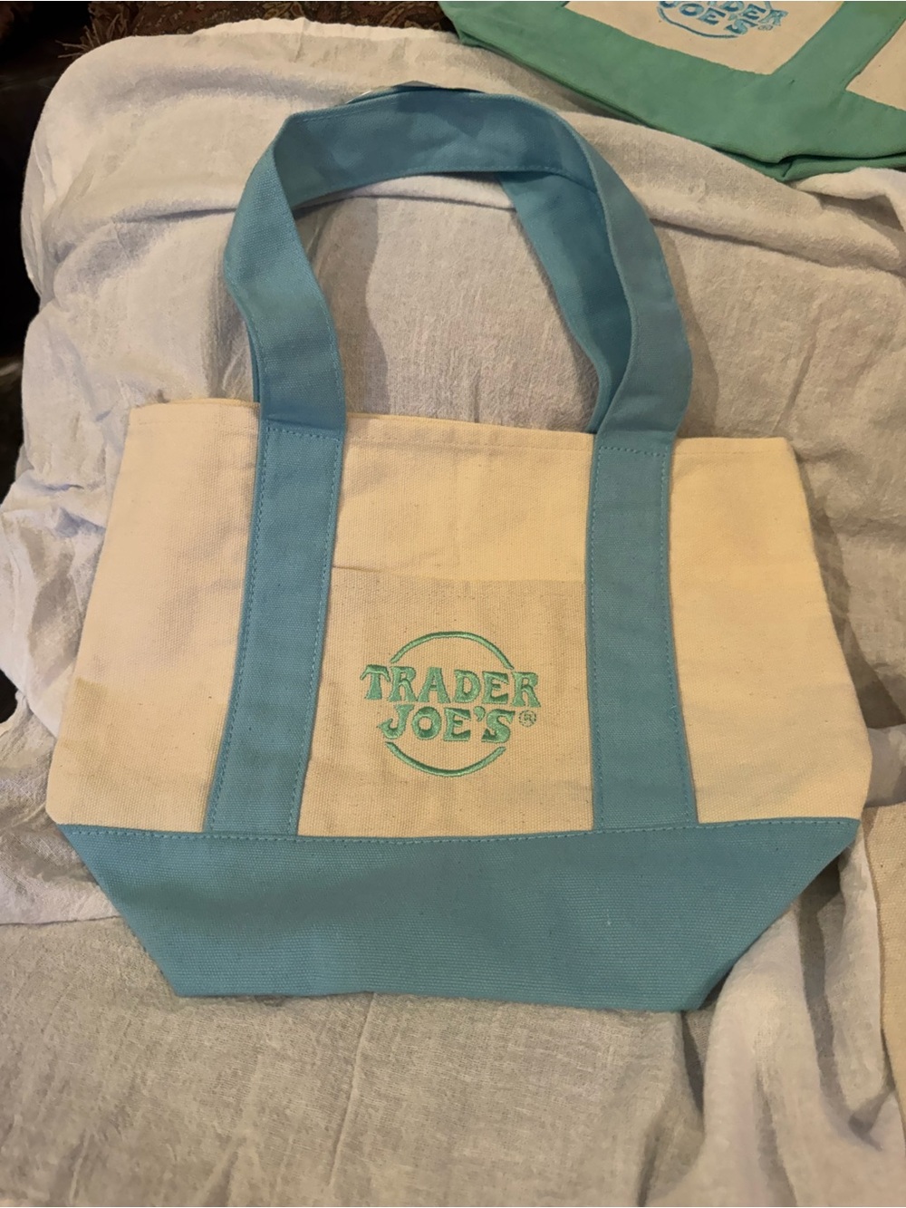 Trader Joe’s Large Lavender tote (1)+ Pastel Canvas mini totes (4) NWT - Picture 3 of 6